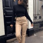 Chic in Navy: Cargo Pants Streetwear